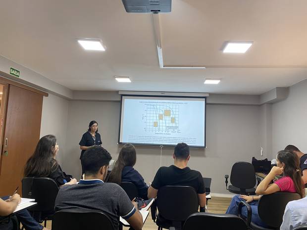 Discussão de casos e debriefing em grupo