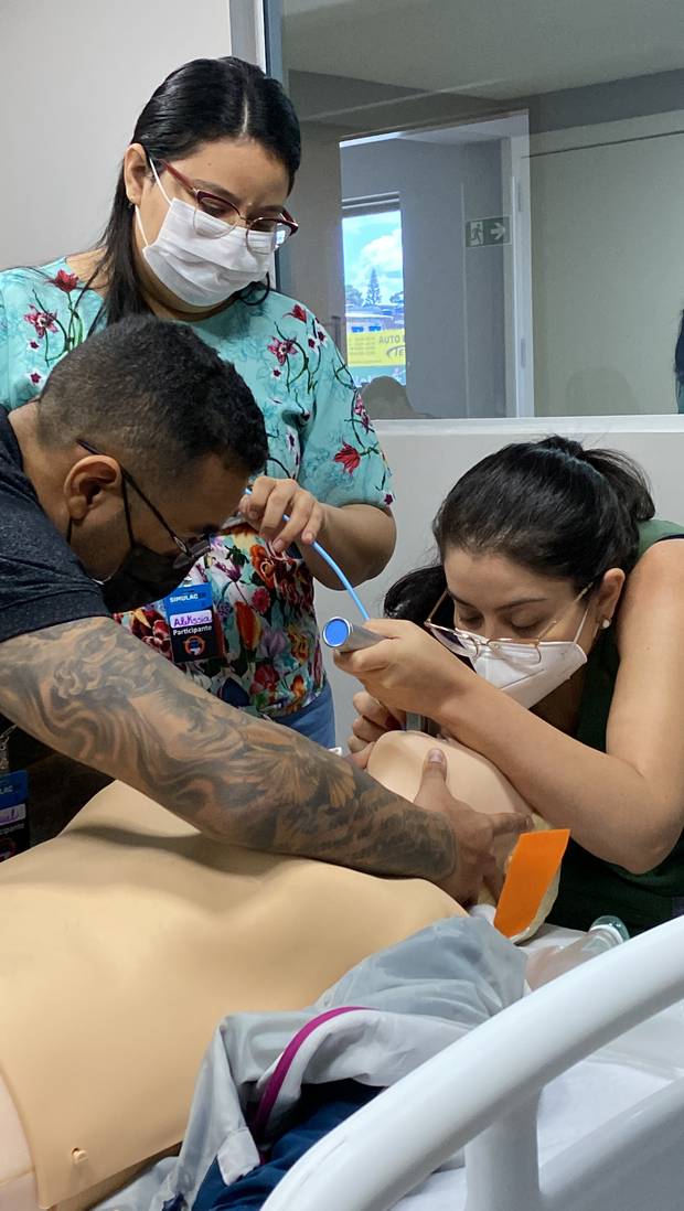 Intubação com fio guia em simulação