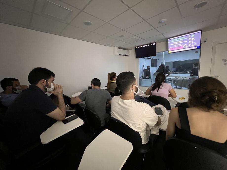Turma acompanhando a simulação pela sala espelhada