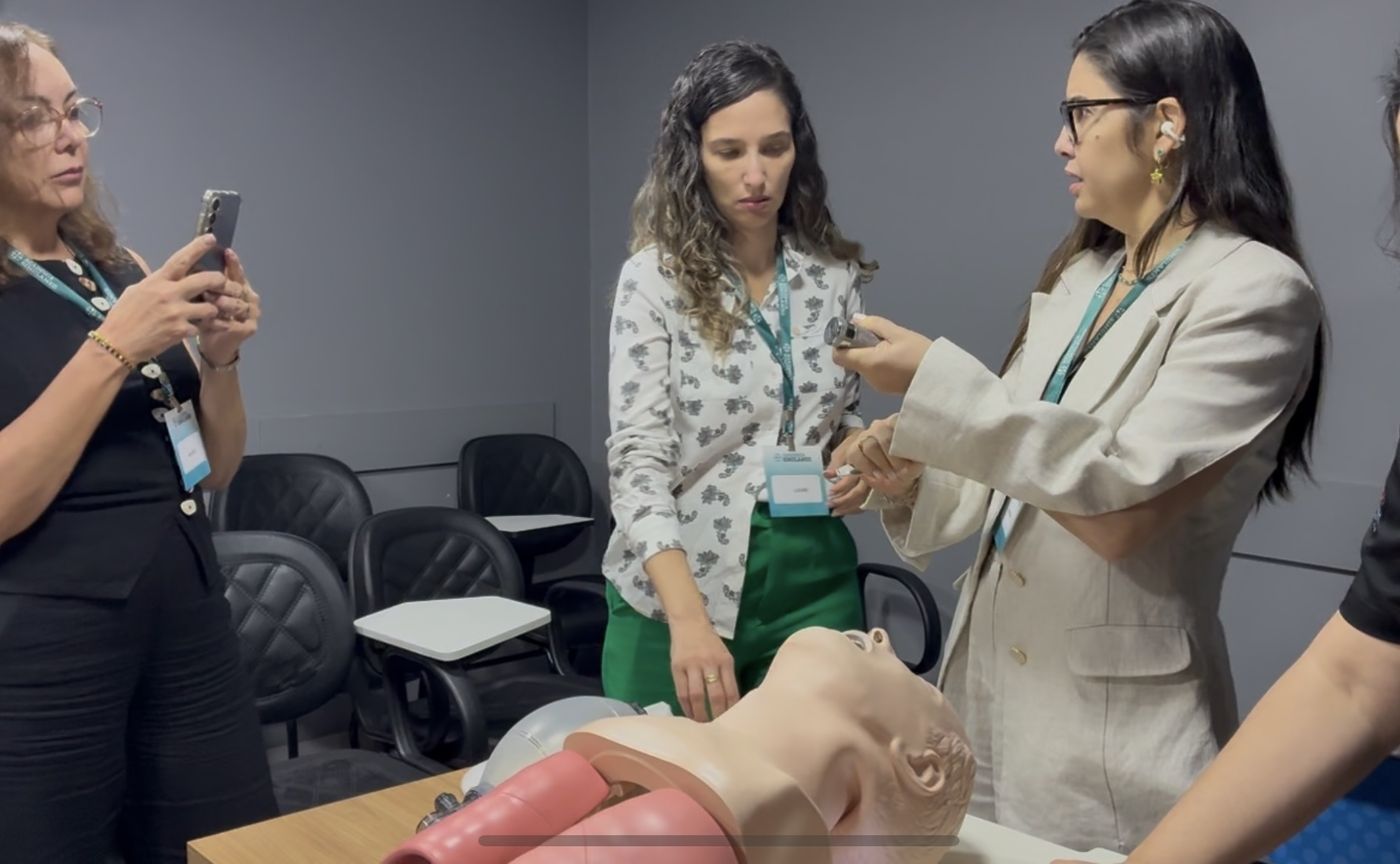 Cirurgiãs-dentistas manuseando laringoscópio em estação prática